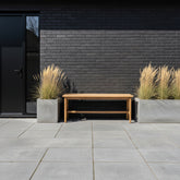 Bankje Teakhout Beige 120cm van Raw Materials, schuin aanzicht van het smalle bankje