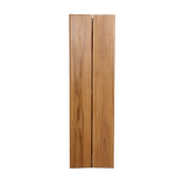 Bankje Teakhout Beige 120cm van Raw Materials, sfeerbeeld met het bankje tegen een lichte muur