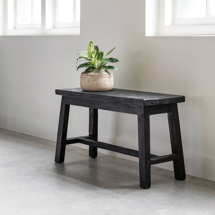 Zwart teakhouten bankje Trinity van 80cm in een interieur