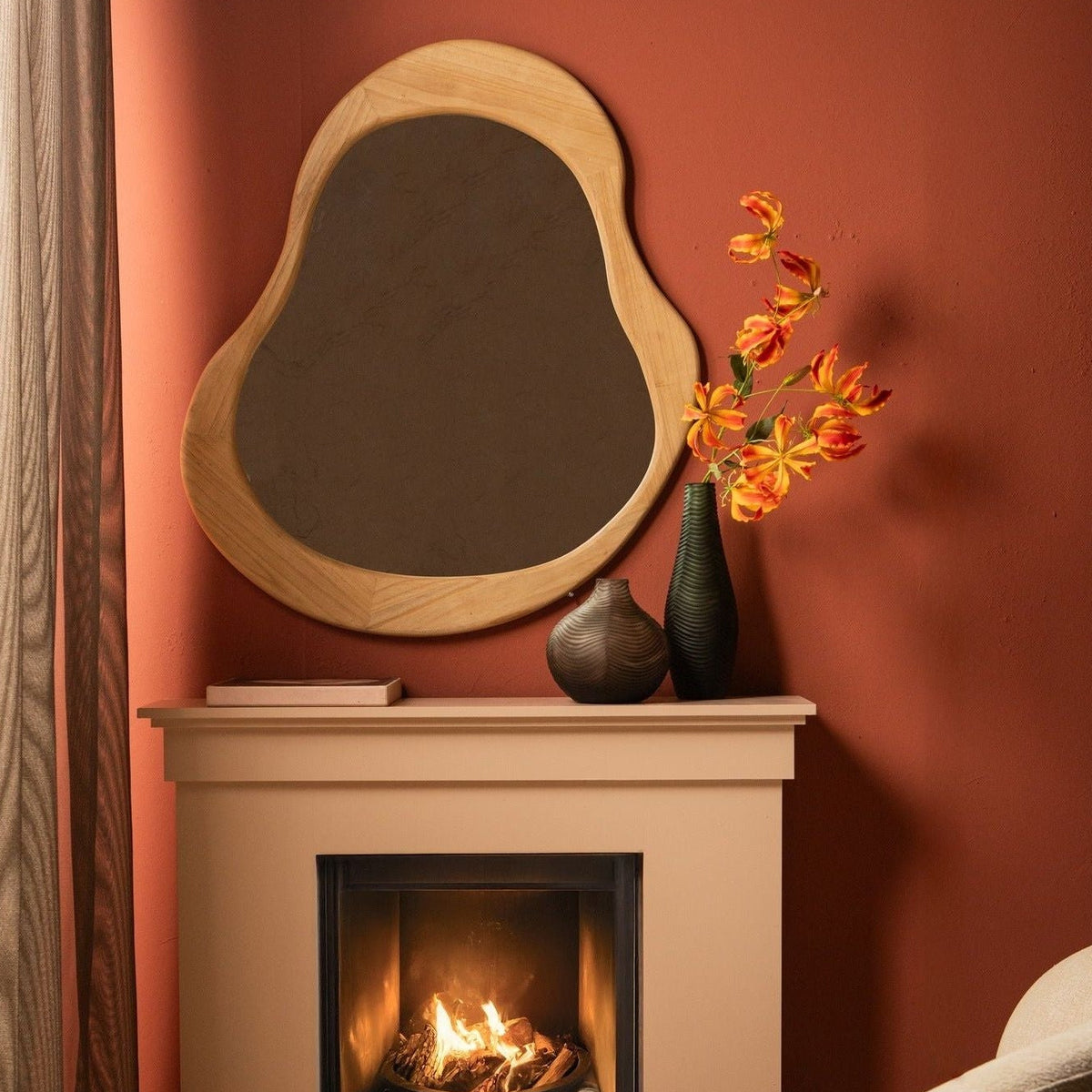 Barragh Spiegel Massief Hout Naturel van PTMD, sfeerbeeld met de spiegel in een interieur