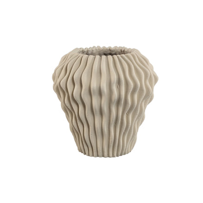 Barren Beige Cement Round Vase 3D Wavy Pattern L van PTMD, beige cementen vaas op witte achtergrond