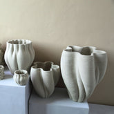 Barren Beige Cement Round Vase 3D Wavy Pattern L van PTMD in een sfeervolle interieursetting
