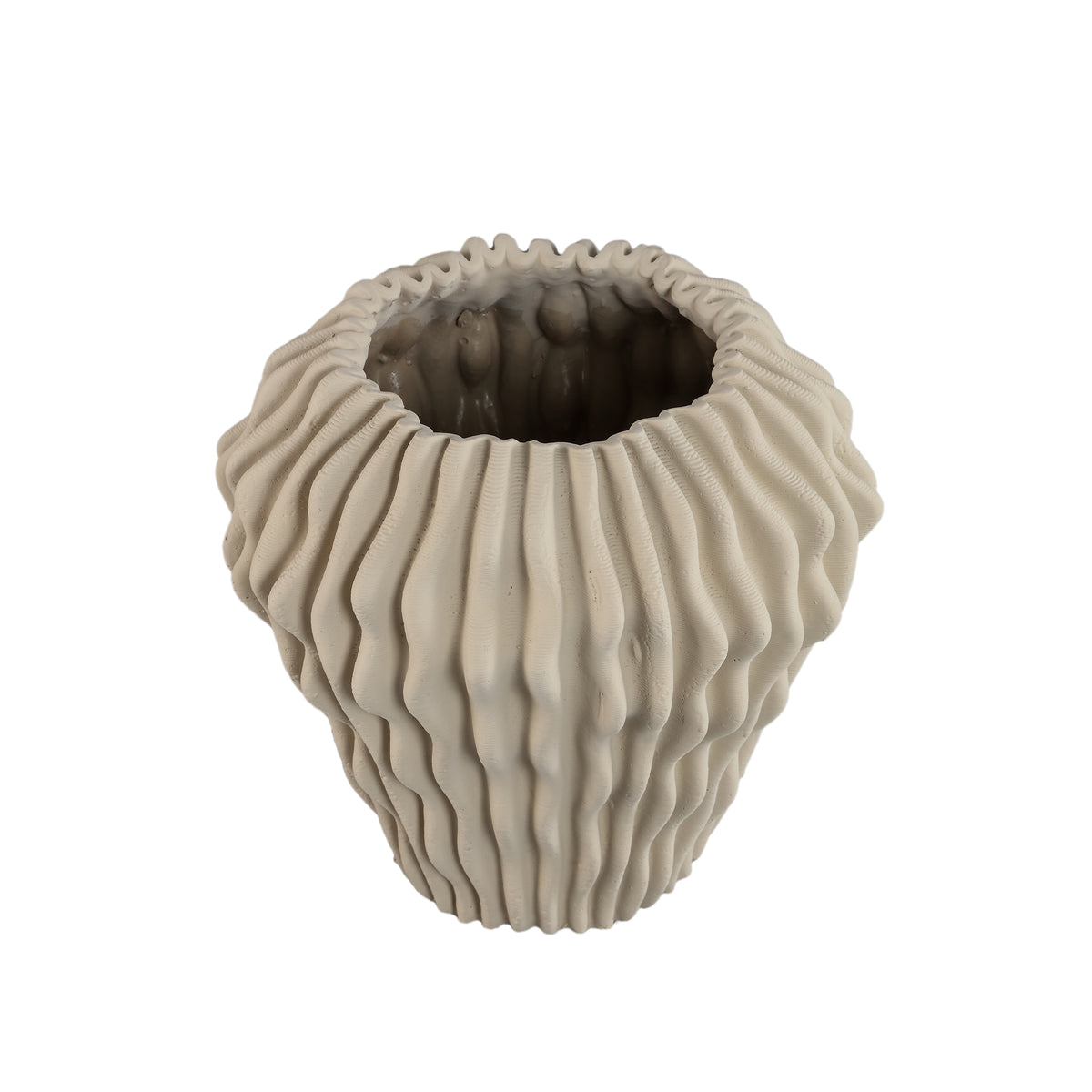Barren Beige Cement Round Vase 3D Wavy Pattern L van PTMD, packshot vanuit een andere hoek op witte achtergrond
