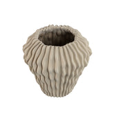 Barren Beige Cement Round Vase 3D Wavy Pattern L van PTMD, packshot vanuit een andere hoek op witte achtergrond