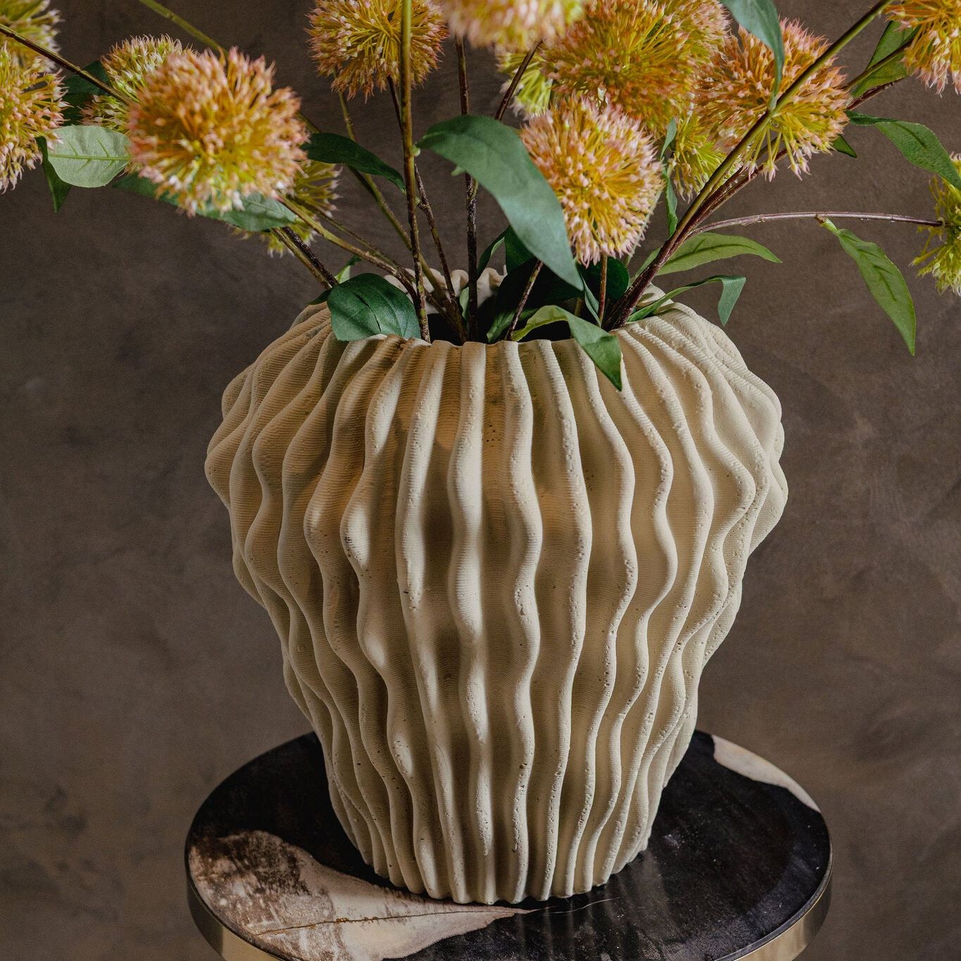 Barren Beige Cement Round Vase 3D Wavy Pattern L van PTMD, sfeerfoto met droogbloemen