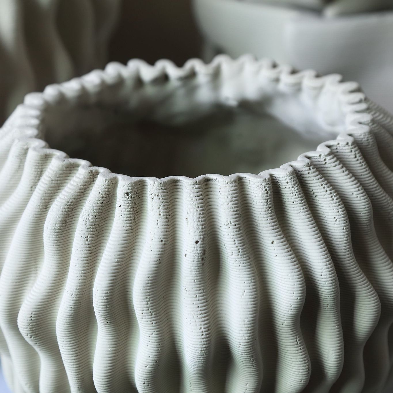 Barren Beige Cement Round Vase 3D Wavy Pattern L van PTMD, sfeerfoto gecombineerd met de witte Barren vaas