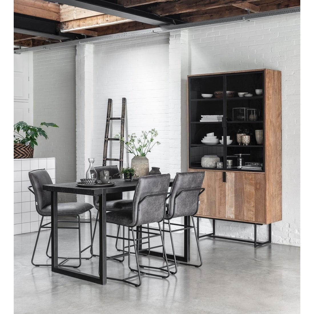 Bartafel Timeless Black Beam van DTP Home in een interieur met zwarte accenten