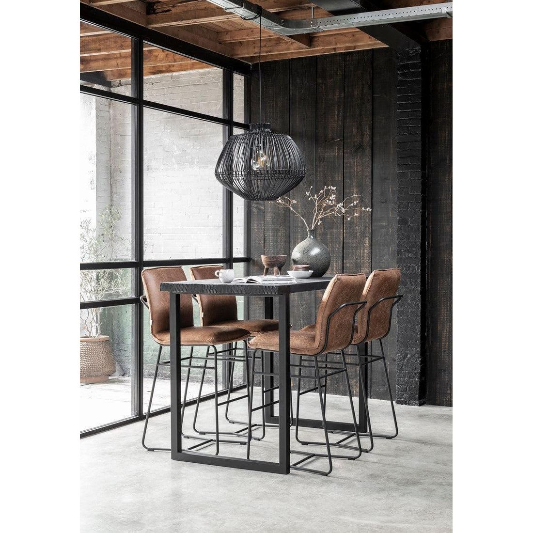 Bartafel Timeless Black Beam van DTP Home met barkrukken eromheen