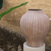 Beautii pot van PTMD in een interieurbeeld, bruin vezelcement met ribbels