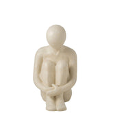 Beeld Abstracte Man Zittend van J-Line, gestileerde zittende figuur in gebroken wit polyresin, 50cm hoog
