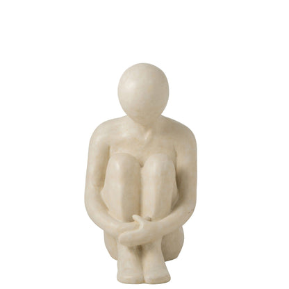 Beeld Abstracte Man Zittend van J-Line, gestileerde zittende figuur in gebroken wit polyresin, 50cm hoog