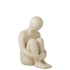 Zittend abstract mansbeeld van J-Line in gebroken wit polyresin met gladde, vloeiende vormen