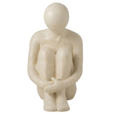 Beeld Abstracte Man Zittend van J-Line, grote zittende figuur in gebroken wit polyresin, 75cm hoog