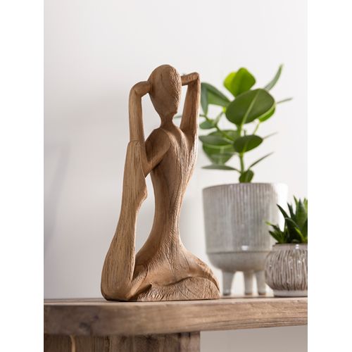 Beeld Balans van MUST Living in een gestylede setting naast natuurlijke woonaccessoires