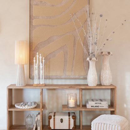 Beeld Figuren Op Voet van J-Line op een houten dressoir in een licht interieur met vazen en droogbloemen