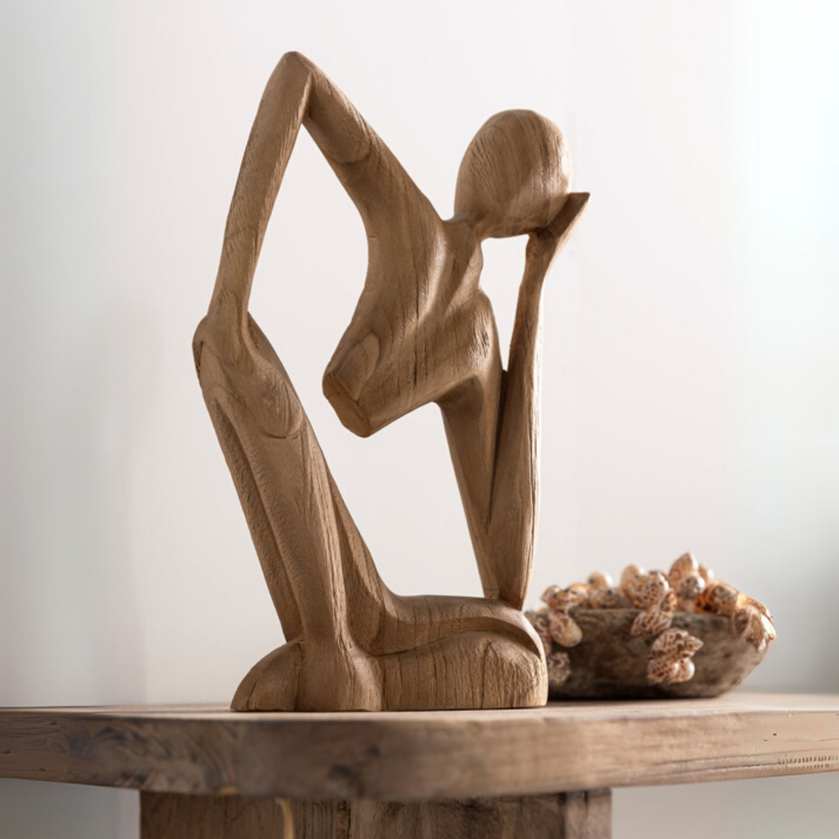 Beeld Jegang Teakhout Naturel van MUST Living, staande figuur in massief teak, volledig in beeld