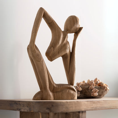 Beeld Jegang Teakhout Naturel van MUST Living, staande figuur in massief teak, volledig in beeld