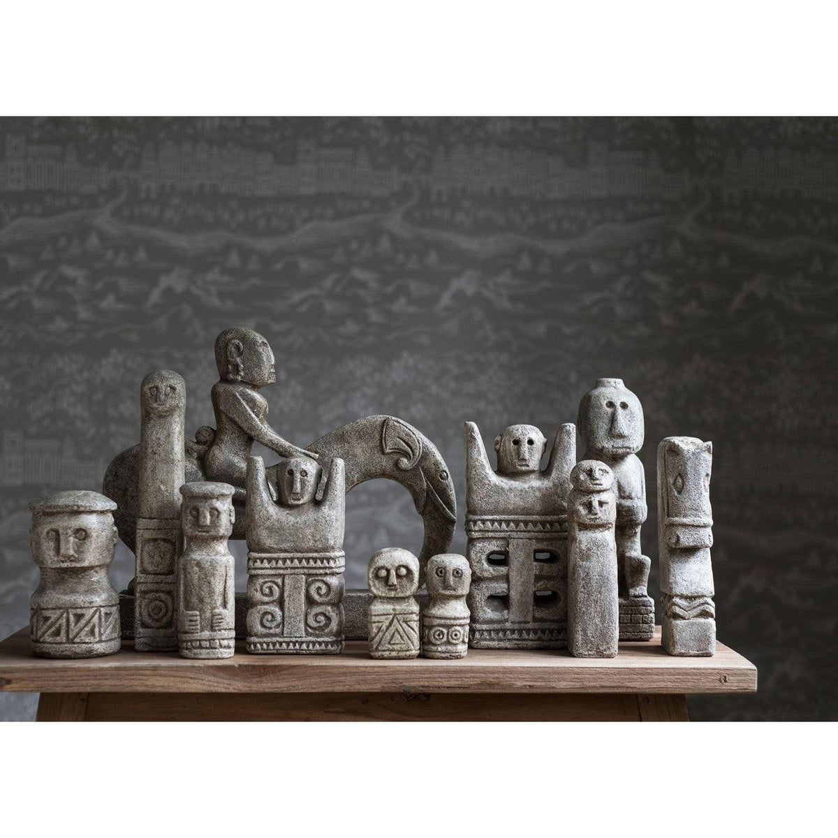 Beeld King Suci Mejan op een wandplank MUST Living
