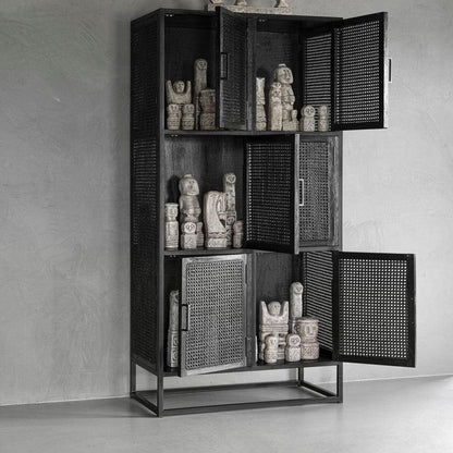 Beeld King Suci Mejan op een dressoir sfeerbeeld MUST Living