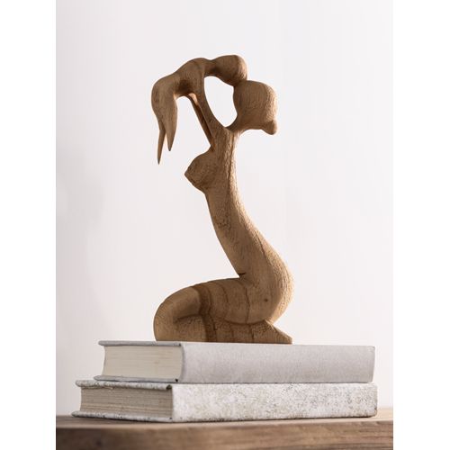 Beeld Mama En Kind van MUST Living in een gestylede setting op een dressoir