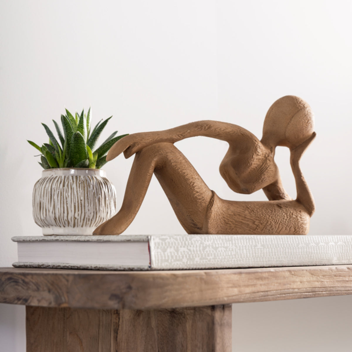 Beeld Relax Teakhout Naturel van MUST Living, ontspannen figuur in massief teak, volledig in beeld