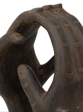 Detail van de gevouwen handen van het Unity Hands beeld large