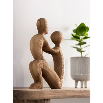 Beeld Vader En Zoon van MUST Living in een gestylede setting op een boekenplank