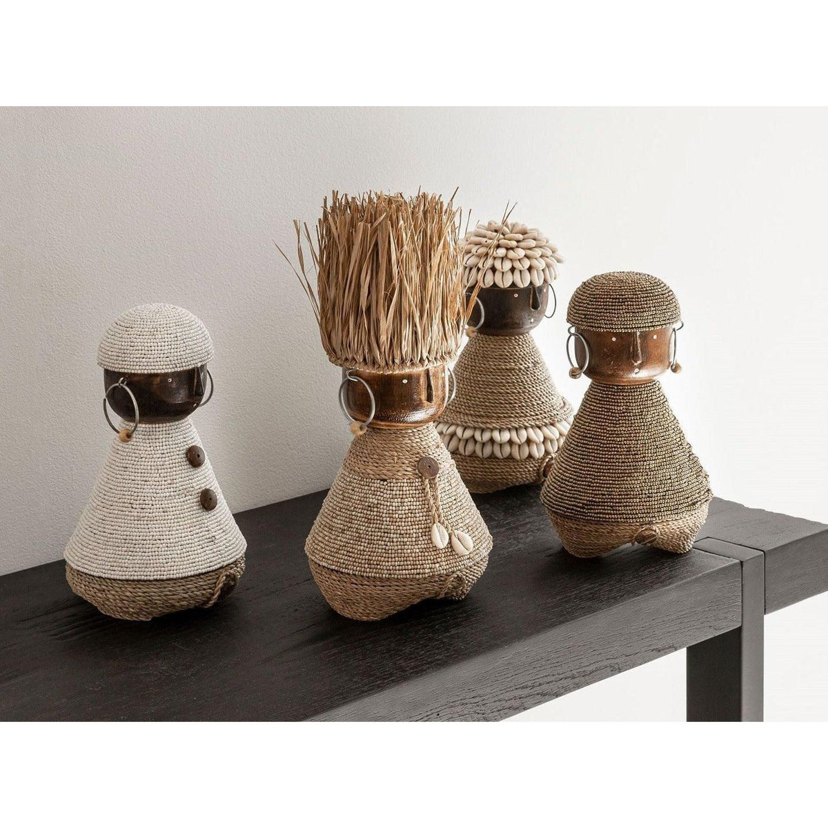 Coco Family beeldjes naast elkaar op een dressoir MUST Living