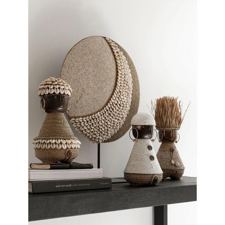 Beeldje Coco Family Elana op een sidetable MUST Living