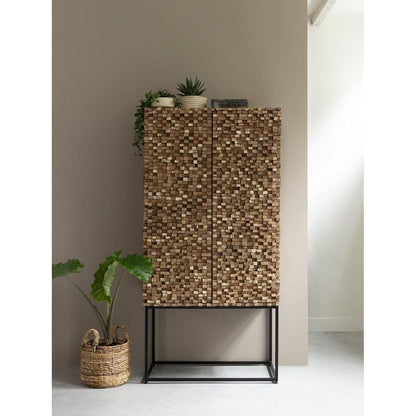 Bergkast Sticks van MUST Living, bovenste planken van de teakhouten kast in beeld