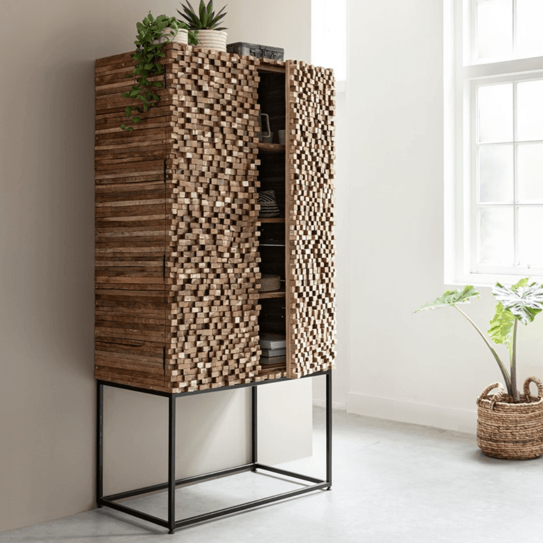 Bergkast Sticks van MUST Living, teakhouten kast gestyled met boeken en woonaccessoires