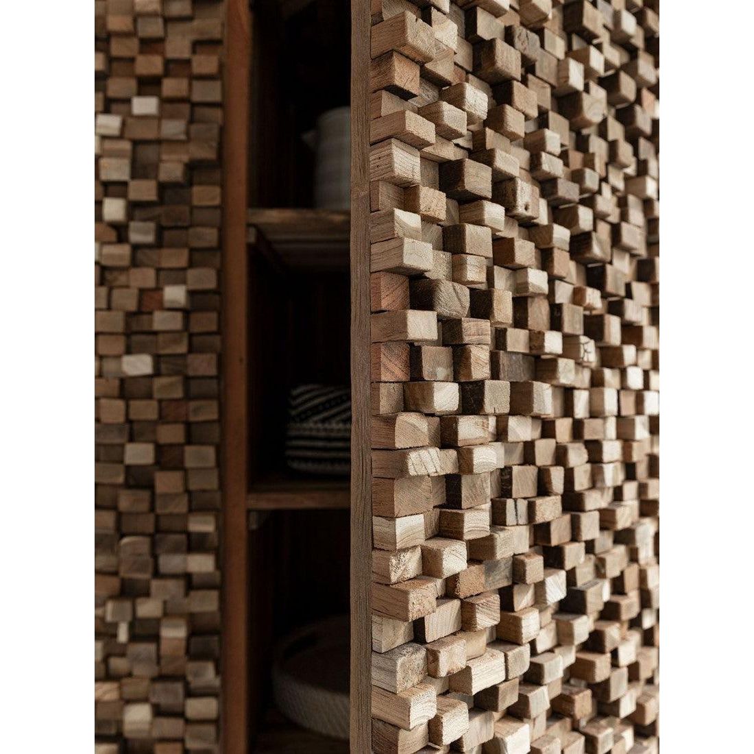 Bergkast Sticks van MUST Living, kast met open vakken in een warm ingerichte woonkamer