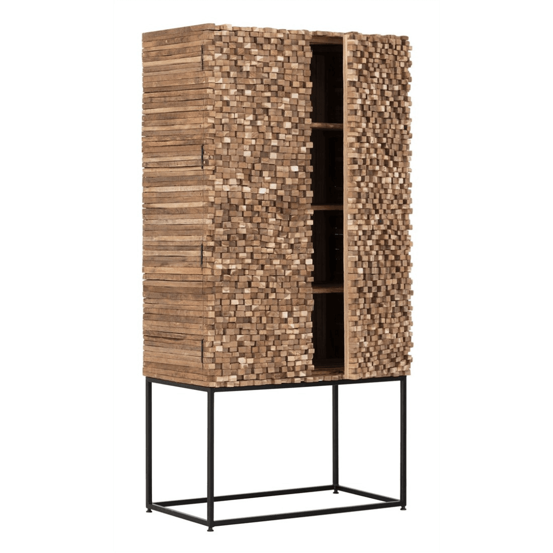 Bergkast Sticks van MUST Living, teakhouten kast tegen een lichte wand