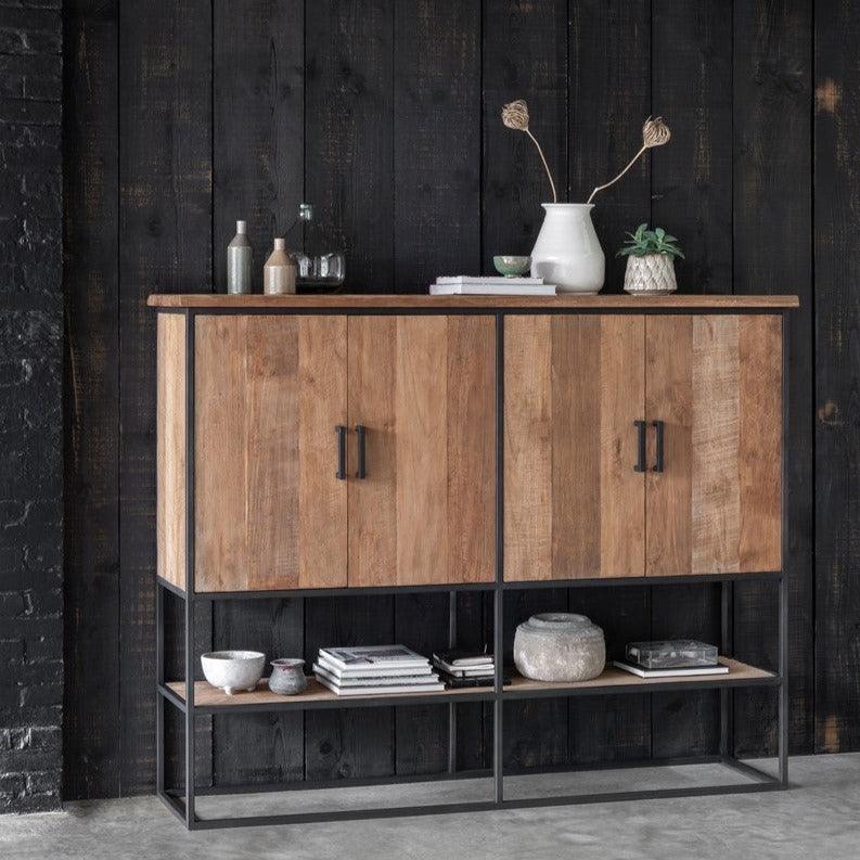 Bergkast Timeless Beam Large van DTP Home met geopende deuren en zicht op de planken