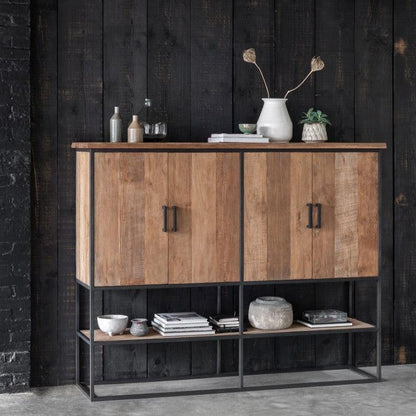 Bergkast Timeless Beam Large van DTP Home met geopende deuren en zicht op de planken