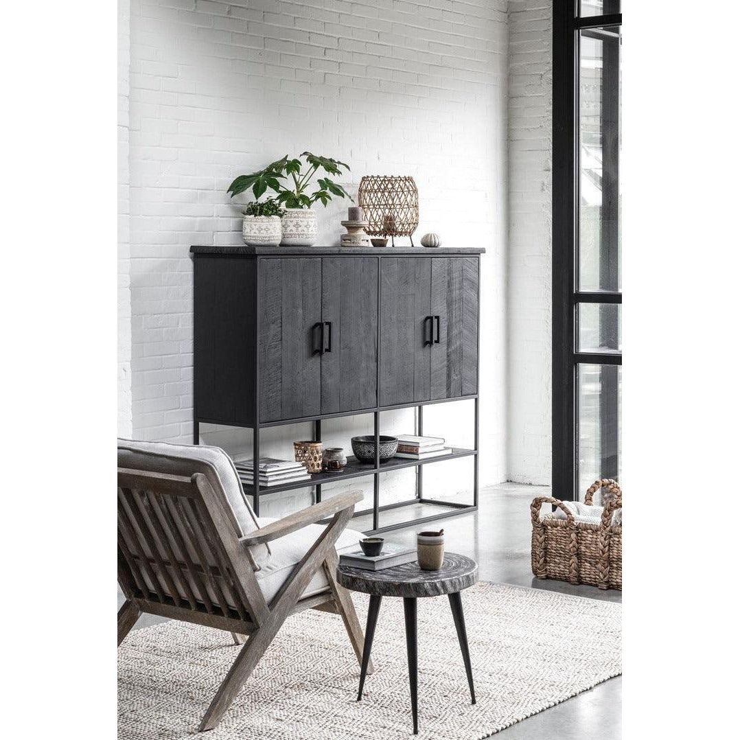 Bergkast Timeless Black Beam Large van DTP Home in een woonkamer