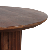Bijzettafel Bullnose Reversed Fluted van Raw Materials, massief houten voet van dichtbij