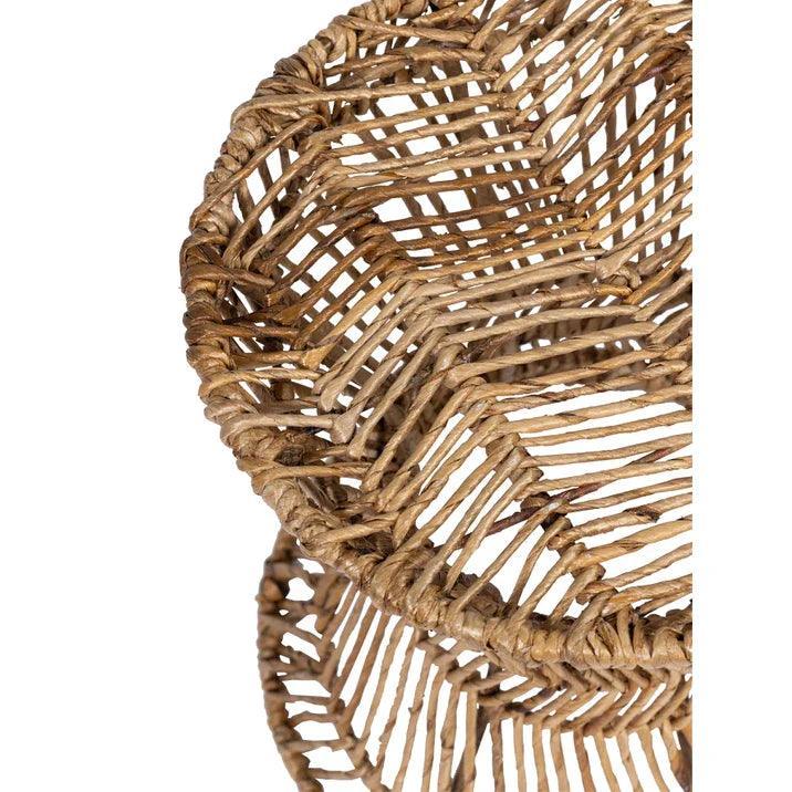 Bijzettafel Cala Vadella Ø36cm van abaca naast een fauteuil