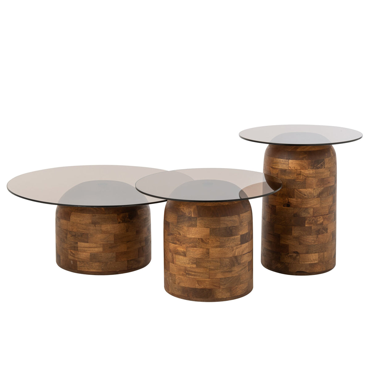 Naturel bijzettafel cilinder van J-Line naast de bank als plek voor koffie of decoratie