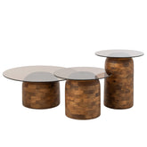 Naturel bijzettafel cilinder van J-Line naast de bank als plek voor koffie of decoratie
