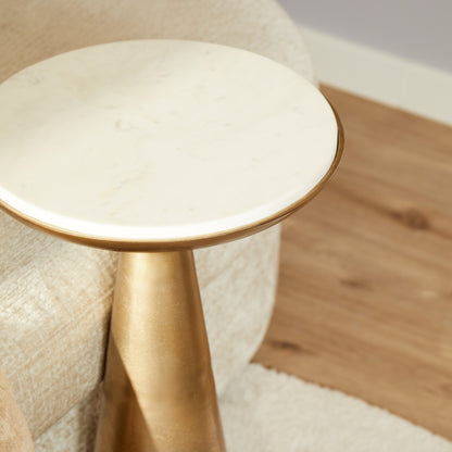 Bijzettafel Essy van Starfurn met wit marmeren blad van Ø38cm, natuurlijke adering en goudkleurig onderstel