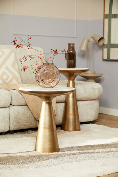 Bijzettafel Essy van Starfurn in een interieur, wit marmeren blad op goudkleurige voet
