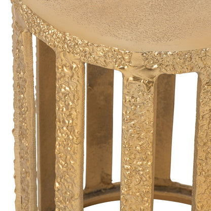 Bijzettafel Gestreept Aluminium Goud van J-Line, detail van het gehamerde gouden tafelblad en de gestreepte poten
