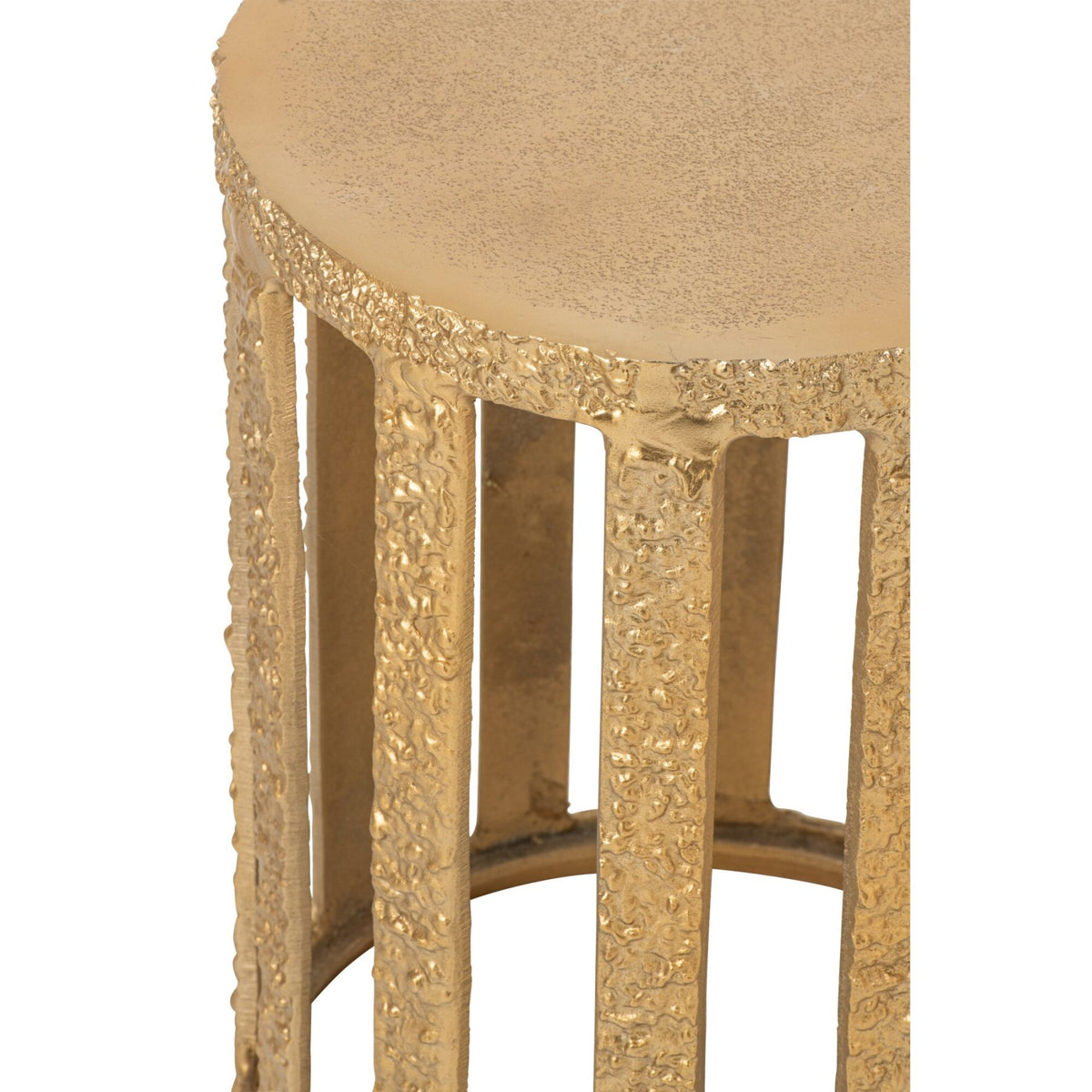Gouden bijzettafel van J-Line in een zithoek naast een fauteuil