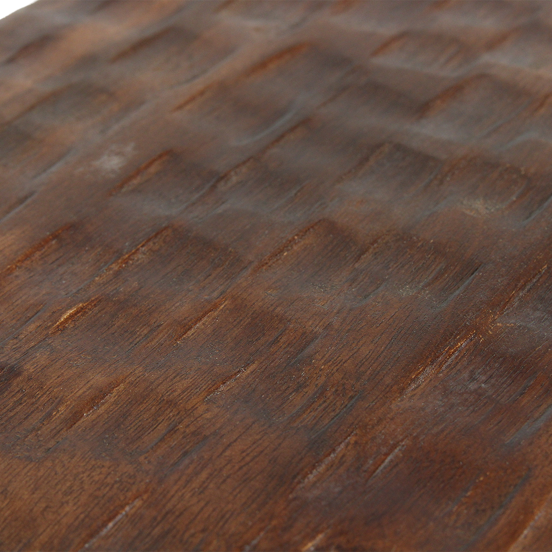 Bijzettafel/Kruk Bruin Mangohout van Raw Materials, sfeerbeeld met het krukje naast een fauteuil
