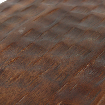 Bijzettafel/Kruk Bruin Mangohout van Raw Materials, sfeerbeeld met het krukje naast een fauteuil