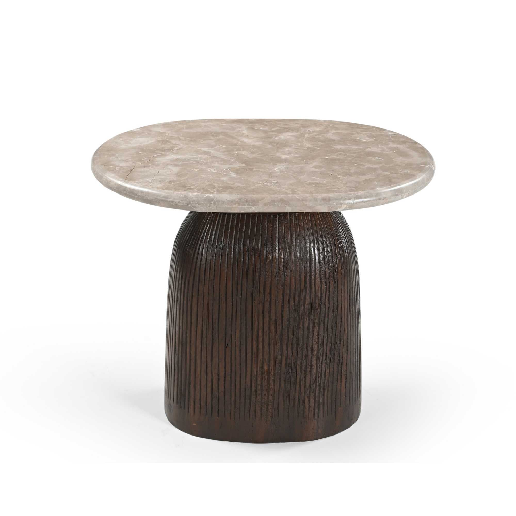 Bijzettafel Noel van Starfurn in een woonkamer, naast een fauteuil met een lamp