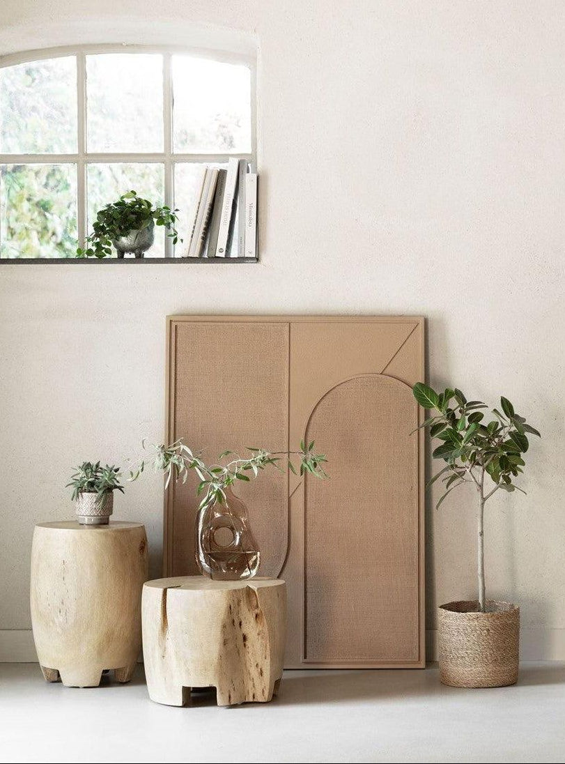 Bijzettafel Puro Small van MUST Living, naturel houten tafeltje in een woonkamer naast de bank