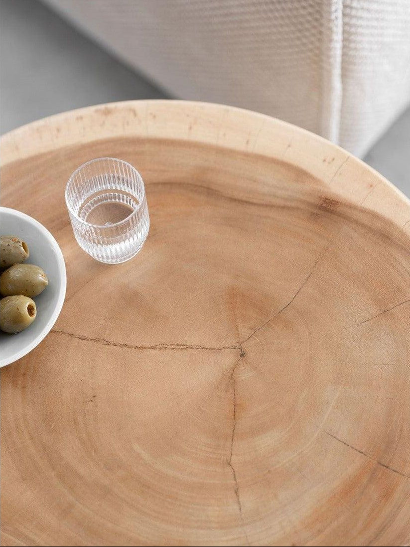 Bijzettafel Puro Small van MUST Living, suar houten tafeltje in een sfeervol ingerichte zithoek