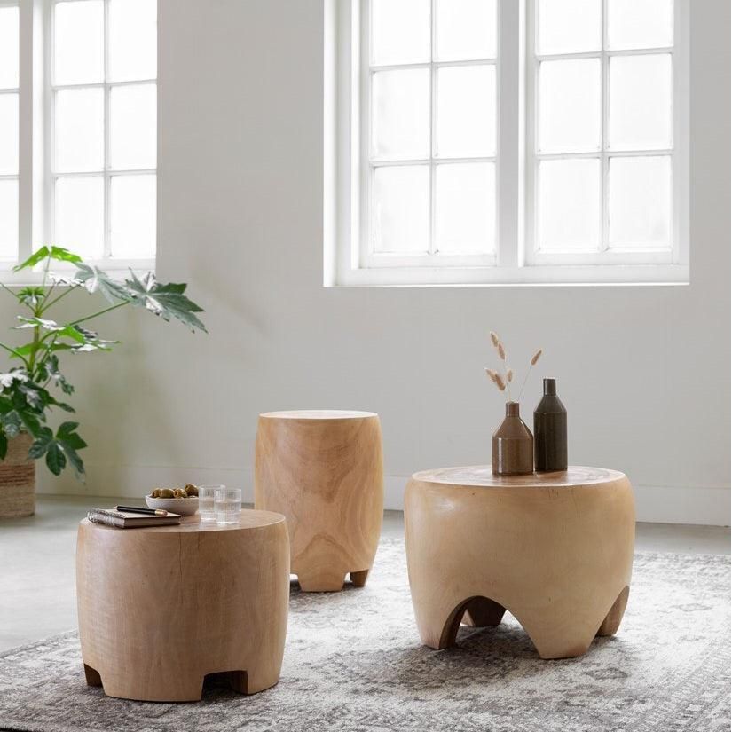 Bijzettafel Puro Small van MUST Living, zijaanzicht van de massief houten tafel op vier poten